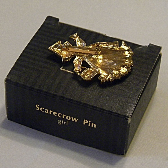 Vintage Avon Scarecrow Witch Brooch Pin in box - Picture 3 of 3